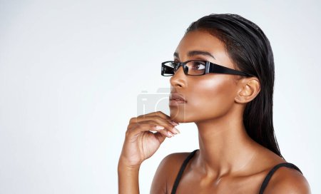 Téléchargez les photos : Femme, pensée et avenir avec des lunettes en studio sur fond blanc pour la prescription, la santé et l'optométrie. Femme, confiant et spécifications ou lentille de monture pour la vue, la vision et l'idée. - en image libre de droit