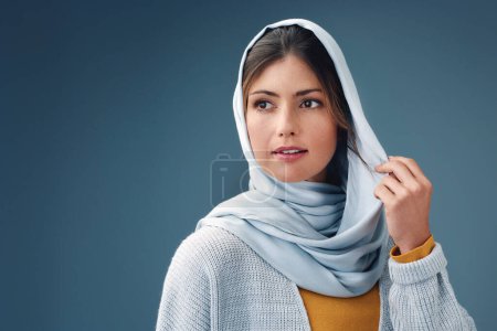 Téléchargez les photos : Pensée, mode et femme musulmane avec idée en studio isolé sur un fond bleu espace maquette. Personne sérieuse, rêveuse et islamique dans le hijab pour la vision, l'inspiration ou la décision avec des vêtements décontractés. - en image libre de droit