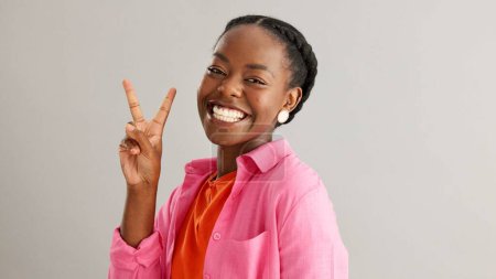Foto de Mujer negra, estudio y retrato con sonrisa con alegría por agradecerte, halago o confianza sobre fondo gris. Africano, rostro y expresión con satisfacción de alegría, orgullo y sorpresa. - Imagen libre de derechos