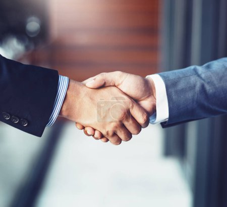 Téléchargez les photos : Handshake, traiter et hommes d'affaires en fonction avec b2b partenariat, collaboration ou accord. Merci, réunion et avocats professionnels masculins serrant la main pour l'accueil ou l'accueil sur le lieu de travail - en image libre de droit
