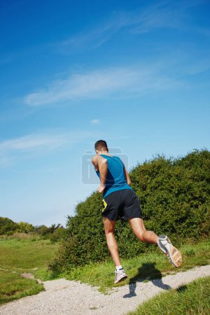 Foto de Hombre, en forma y corriendo al aire libre para la aptitud, la salud y el bienestar en la naturaleza para el entrenamiento o el ejercicio. Atleta masculino, entrenamiento y cardio con resistencia, músculos y fuerza para una vida saludable o gimnasio. - Imagen libre de derechos