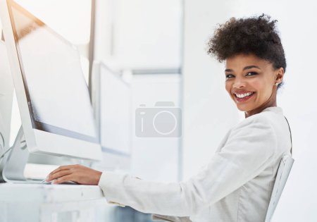 Portrait, schwarze Frau und Desktop mit Bildschirm für Linsenschlag, Unternehmen und Arbeitsplatz. Tech, Wifi und afrikanisches Gesicht des Webdesigners im hellen Büro mit Software und WordPress für kreatives Projekt.