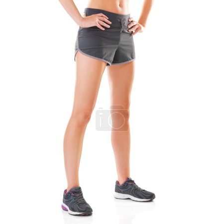 Foto de Fitness, entrenamiento y piernas de mujer sobre un fondo blanco para entrenamiento maratónico, ejercicio y correr. Deporte, deportista y persona aislada en zapatillas para el bienestar, la salud y el rendimiento en el estudio. - Imagen libre de derechos