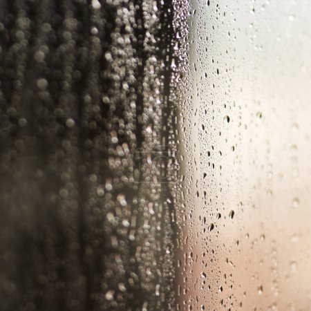 Foto de Vidrio, agua o gotas de lluvia con vapor en superficie, textura y papel pintado o protector de pantalla con abstracto. Burbuja húmeda, húmeda o líquida en ventana, condensación y gotita con niebla o reflexión. - Imagen libre de derechos