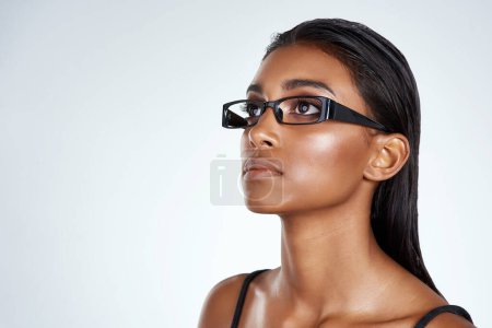 Foto de Mujer india, optometría y gafas con pensamiento en estudio sobre fondo blanco para prescripción, atención médica y visión. Persona femenina, confianza y especificaciones o lente de marco para la vista, el futuro y la idea. - Imagen libre de derechos