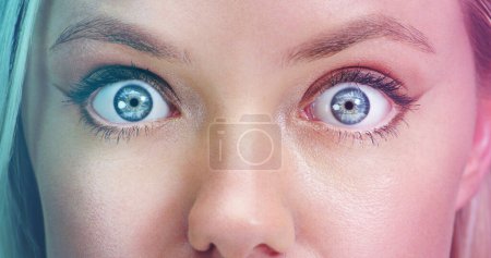 Überraschung, optische und blaue Augen mit natürlicher Irisfarbe für lange Wimpern mit Wow-Ausdruck. Schock-, omg- und wachsame Frau mit Sehvermögen, Sehvermögen und Augenblick zur Erweiterung der Pupille mit Genen für die Optometrie