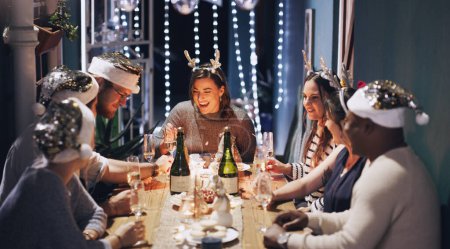 Weihnachtsessen, Champagner und Freunde im Haus für Getränke, Feiern und Essen mit festlichem Dekor. Ferienparty, Tisch und Leute zu Hause für Geselligkeit, Spaß und Essen im Urlaub.