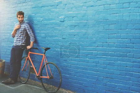 Foto de Viajar, pensar y hombre de negocios con bicicleta en la ciudad para el trabajo, oportunidad o por la mañana conmutar en el fondo de la pared. Neutro en carbono, viaje y pausa ciclista en Londres con transporte ecológico. - Imagen libre de derechos