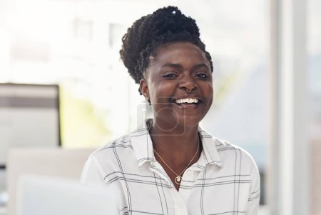 Portrait, sourire et travailleuse africaine créative au bureau heureuse de l'action positive de New York. Professionnel, entreprise en démarrage et réceptionniste d'entreprise pour rire sur le lieu de travail et stage.