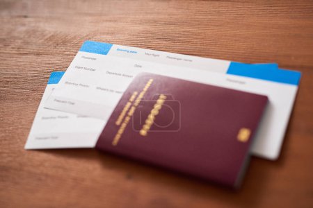 Reise, Ticket und Pass im Haus für Abenteuer, Reise oder Einwanderung auf braunem Hintergrund. Flug, Identität und Visum für Gelegenheiten, Urlaubs- und Bordkartendokumente zur Flughafenkonformität.