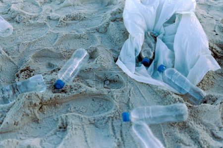 Foto de Botella de plástico, basura o reciclaje sobre la contaminación de arena para la limpieza, la gestión de residuos y la conciencia ambiental. Basura, basura o basura en la playa para la sostenibilidad, ecológico o conservación. - Imagen libre de derechos
