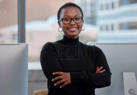 Téléchargez les photos : Femme d'affaires africaine, sourire et portrait pour le rapport de carrière ou la gestion de projet dans le bureau moderne. Profession, heureux et confiant pour l'entreprise, l'organisation ou le travail dans l'emploi pour l'autonomisation de l'entreprise. - en image libre de droit