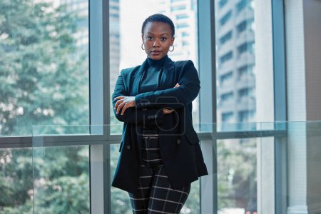 Femme d'affaires africaine, sérieux et portrait pour la carrière ou la gestion de projet dans un immeuble de bureaux moderne dans la ville. Personne professionnelle, affirmée et confiante pour une action positive ou un emploi avec fierté.