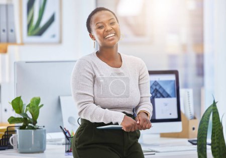 Foto de Retrato, negocios y mujer negra feliz con tableta en la oficina para la carrera o el trabajo en la startup en Kenia. Rostro, profesional y sonrisa del empresario africano, diseñador web creativo y trabajador riendo. - Imagen libre de derechos