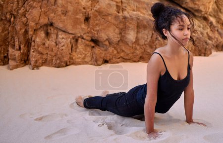 Téléchargez les photos : Yoga, femme et étirement en plein air pour le fitness, le bien-être ou la pleine conscience sur le sable relaxant. Coucher de soleil, zen et femme pratiquant pilates pour la musculation, la santé mentale et le bien-être physique. - en image libre de droit