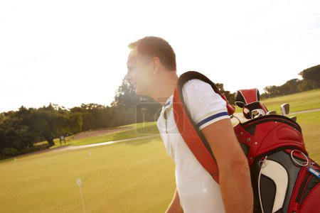 Téléchargez les photos : Homme, prêt et terrain de golf pour le sport professionnel et golfeur heureux pour l'entraînement avec les pilotes sur le terrain. Athlète, soleil et joueur avec équipement de golf pour le jeu et en plein air pour l'exercice dans la nature. - en image libre de droit