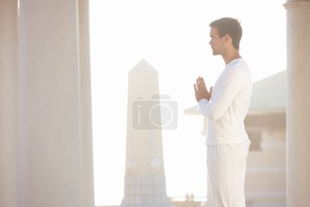 Foto de Hombre, sol y meditación para yoga al aire libre, zen y bienestar con manos de oración para la curación espiritual y holística. Calma, paz y luz natural con aire fresco, atención plena y equilibrio energético para aura. - Imagen libre de derechos