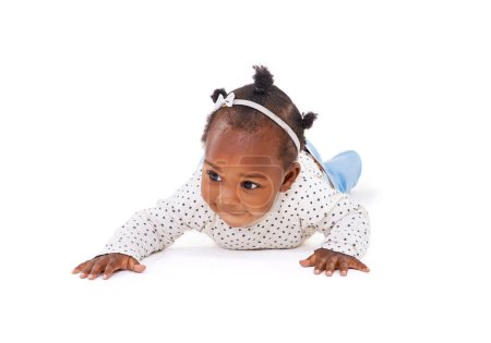Téléchargez les photos : Bébé noir, curieux ou rampant pour explorer, jouer ou apprendre de la mobilité, de la motricité ou du développement de l'enfant. Fille, tout-petit ou rampant sur le ventre temps, la croissance ou le progrès sur la maquette sur fond blanc. - en image libre de droit