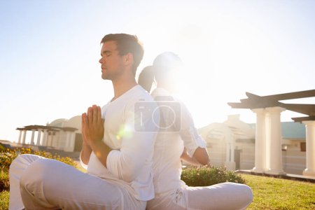 Téléchargez les photos : Arrière-cour, pose de prière et les gens au yoga avec équilibre, paix et détente dans la pleine conscience à la station extérieure. Zen, homme et femme dans la méditation calme pour la santé holistique, bien-être spirituel et namaste. - en image libre de droit
