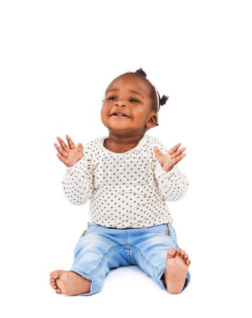 Foto de Bebé, jugando y aplaudiendo con sonrisa en el estudio para aplausos, divertido y alegre sobre fondo blanco. Habilidades infantiles, de aprendizaje y motrices para el desarrollo infantil, niños emocionados y felices o bebés. - Imagen libre de derechos