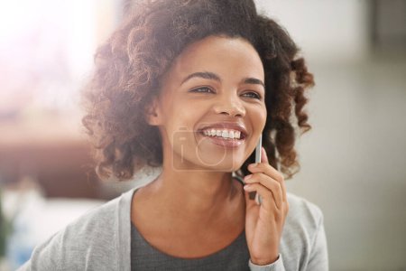 Foto de Mujer negra, feliz y móvil para llamada telefónica con conversación, comunicación y móvil en casa. Primer plano, persona femenina y sonrisa o satisfecho en el descanso para la discusión en red y conexión. - Imagen libre de derechos