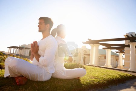 Foto de Meditación, pose de oración y personas en retiro de yoga con equilibrio, paz y relax en mindfulness en el resort al aire libre. Zen, hombre y mujer con salud holística, bienestar espiritual y namaste en el patio trasero. - Imagen libre de derechos