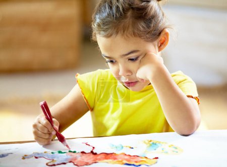 Téléchargez les photos : Peinture, enfant créatif et fille avec devoirs, devoir ou projet pour l'école à la maison. Coloré, artiste et jeune étudiant créant de l'art sur papier pour le passe-temps, le développement de l'enfant ou l'activité à la maison - en image libre de droit