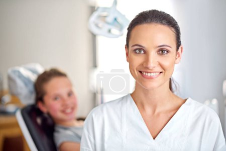 Téléchargez les photos : Happy, femme dentiste et enfant patient en portrait pour le bilan dentaire et la consultation à la clinique. Orthodontiste, sourire et enfant à la chaise pour examen oral, blanchiment des dents et prévention des maladies des gencives. - en image libre de droit