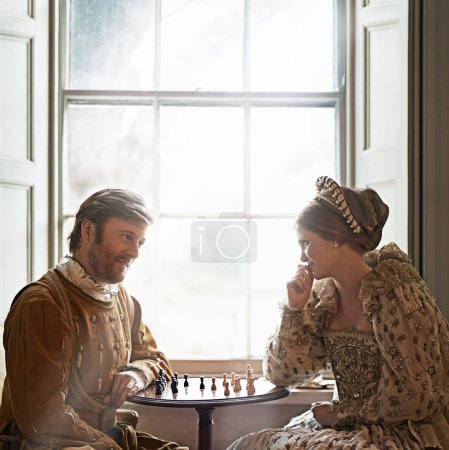 Foto de Un movimiento astuto, señora. Tiro de una pareja aristocrática jugando al ajedrez - Imagen libre de derechos