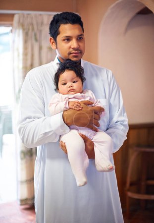 Téléchargez les photos : Musulman, homme et bébé à la maison familiale avec câlin pour les liens, l'amour et les soins, la croissance et le développement pour les parents. Berceau, câlin et confort avec sécurité, père et bébé dans la maison islamique avec la vie. - en image libre de droit