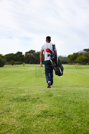 Téléchargez les photos : Sports, sac et marche sur le terrain de golf avec l'homme ou l'athlète en plein air en vacances de luxe ou en vacances. Herbe, champ et exercice en été sur la pelouse avec une personne à la campagne pour la formation ou l'entraînement. - en image libre de droit