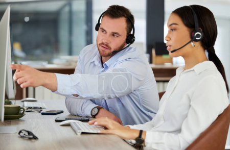 Foto de Call center, training or business people on computer in office for telemarketing, faq or customer service. About us, coaching or manager with inbound marketing consultant for b2b, crm or networking. - Imagen libre de derechos