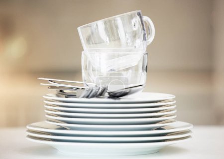 Téléchargez les photos : Empilez, nettoyez la vaisselle et les tasses avec des couverts pour la restauration, le ménage et la vaisselle pour le dîner à la maison. Cuisine, salle à manger ou restaurant avec ustensiles de cuisine en céramique pour la nourriture avec service de luxe. - en image libre de droit