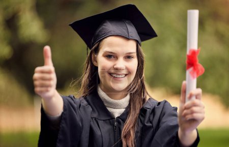 Foto de Graduación, pulgares hacia arriba y retrato de la mujer en la universidad para la educación, diploma o ceremonia de éxito. Estudiante, gesto de la mano y persona con certificado de logro, satisfacción o felicidad. - Imagen libre de derechos