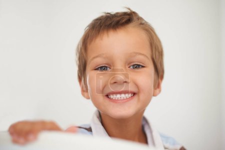 Porträt, glücklicher und gesunder Junge für Zahnpflege zu Hause, Mundhygiene und Wachstum oder Entwicklung von Milchzähnen. Kind, stark und Gesicht für weißes Lächeln oder sauberen Mund und gute Gewohnheiten für frischen Atem.