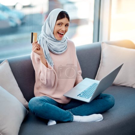 Kreditkarte, Porträt oder islamisches Mädchen auf dem Laptop zu Hause für den E-Commerce-Verkauf auf der digitalen Fintech-Website. Aufgeregte, zahlende oder muslimische Frau tippt Finanzinformationen für Online-Shopping oder Internet-Banking ein.