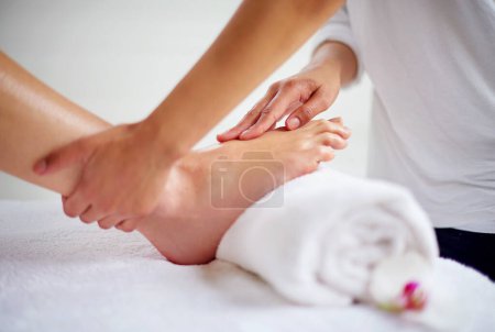 Téléchargez les photos : Massage des pieds, des mains et de la pression avec spa pour le traitement, la beauté et les soins de la peau au complexe de luxe avec bien-être. Pédicure, cosmétiques et personnes pour la physiothérapie avec guérison pour l'auto-soin et le soulagement. - en image libre de droit