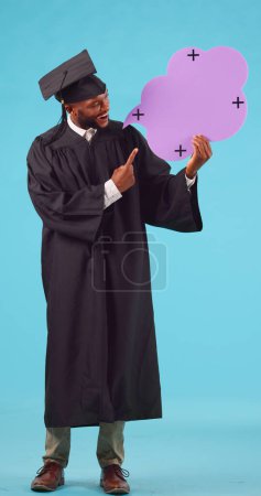 Téléchargez les photos : Homme noir, diplômé et pointant vers bulle de la parole pour le succès, le recrutement, fond bleu. Étudiant, diplôme et portrait avec une personne de sexe masculin avec promotion ou annonce, inscrivez-vous avec bonheur - en image libre de droit