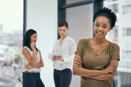 Téléchargez les photos : Business, portrait and black woman with arms crossed in office for training, career goals or new job opportunity. Ambition, smile and employee with colleagues for teamwork, support or happiness. - en image libre de droit