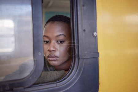 Téléchargez les photos : Femme noire, voyage et triste par la fenêtre dans le train pour mauvaise mémoire, dépression et solitaire dans les transports en commun. Fille, personne et fatigué avec anxiété, perdu ou stress pour l'avenir dans le métro sur le voyage en train. - en image libre de droit