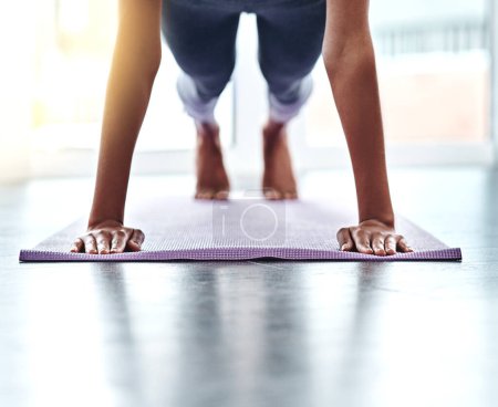 Foto de Fitness, persona femenina y esterilla de yoga en plancha para la salud, el músculo y la flexibilidad en el estudio o gimnasio. Mujer atlética, pilates y flexiones en el ejercicio y entrenamiento en clase en el entrenamiento en el deporte - Imagen libre de derechos