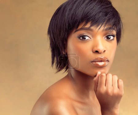 Téléchargez les photos : Maquillage, visage et portrait de femme noire pour la beauté, soins de la peau ou cosmétiques isolés sur fond brun. Fille heureuse, brillante ou africaine pour l'autosoin, la dermatologie ou l'éclat naturel sur fond de studio. - en image libre de droit