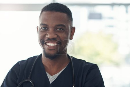 Téléchargez les photos : Portrait, infirmière et homme noir heureux à l'hôpital pour la carrière, le bien-être ou le service de santé au Kenya. Visage, sourire et médecin professionnel africain, chirurgien ou employé expert travaillant en clinique. - en image libre de droit