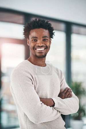 Foto de Hombre negro, retrato y negocios con confianza de creativo en la ambición de carrera u oportunidad de trabajo en la oficina. Diseñador africano, masculino o empleado con sonrisa o brazos cruzados por orgullo en startup. - Imagen libre de derechos