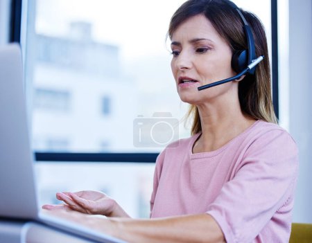 Reife virtuelle Assistentin, Laptop oder Frau im Call Center für Kundendienst, technische Unterstützung oder Kontakt. Gesicht, Agent oder Verkaufsberater im Gespräch im Telemarketing, Business oder Telekommunikationsunternehmen für CRM.