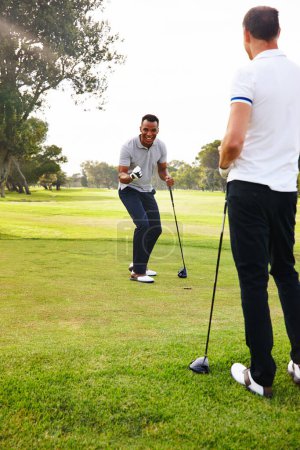 Téléchargez les photos : Amis, hommes et jouer sur le terrain de golf pour les loisirs, heureux et célébrer un coup de balançoire sur le terrain. Golfeur, succès et extérieur pour la pratique avec balle, diversité ou performance dans un tournoi de golf. - en image libre de droit
