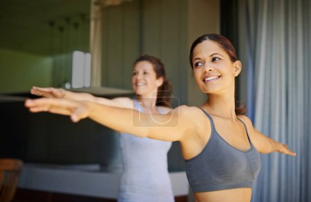 Mädchen, posieren und glücklich in Yoga-Kurs für Fitness und geistiges Wohlbefinden, Workout und tägliche Lektion für Menschen zu coachen. Weibliche Yogini, Kriegerhaltungen und Yogis oder Studenten üben Kraft und Gleichgewicht