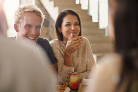 Foto de Pizza, sonrisa y reunión social con un par de amigos comiendo juntos en el restaurante para la vinculación. Feliz, divertido o riéndose con un grupo de hombres y mujeres jóvenes disfrutando de comida rápida o conversación. - Imagen libre de derechos