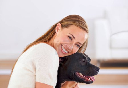 Foto de Retrato, sonrisa y mujer con perro en sofá para relajarse, el amor y la felicidad juntos en la sala de estar. Persona femenina, abrazo y cachorro en el sofá para el afecto, la comodidad y el alivio del estrés por los animales domésticos. - Imagen libre de derechos