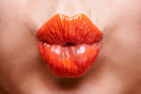 Téléchargez les photos : Rouge à lèvres, beauté et bouche de femme avec baiser pour maquillage, cosmétiques et produits sur fond. Salon, cosmétologie et pout gros plan de la personne avec brillant à lèvres, brillance et esthétique créative en studio. - en image libre de droit